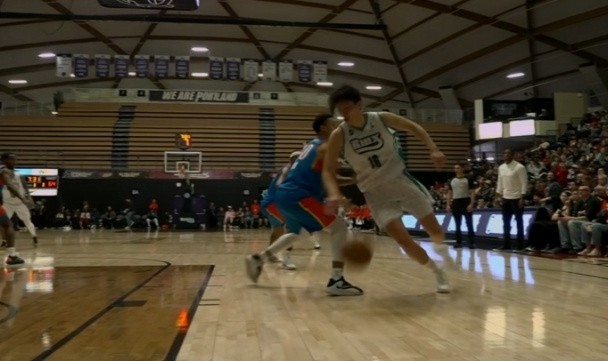 开云APP-这个转身！杨瀚森迅猛转身 迎着两个人强起造犯规 稳稳罚中