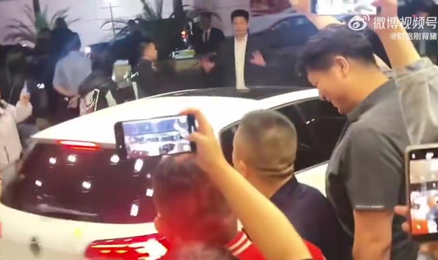 开云电脑版-有温度！潘江赛后向远征北京客场的山西球迷深深鞠了一躬